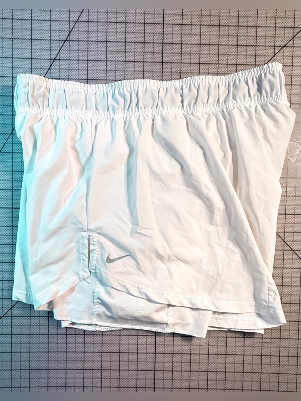 NIKE WOMEN'S WHITE FLEX ESSENTIAL 2 IN 1 TRAINING SHORTS- Sz M